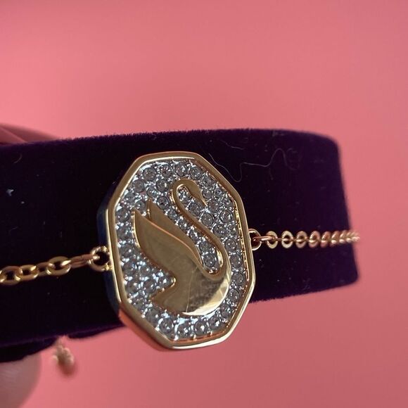 Swarovski Signum bracelet
Swan, White, Rose gold-tone plated - Picture 6 of 6